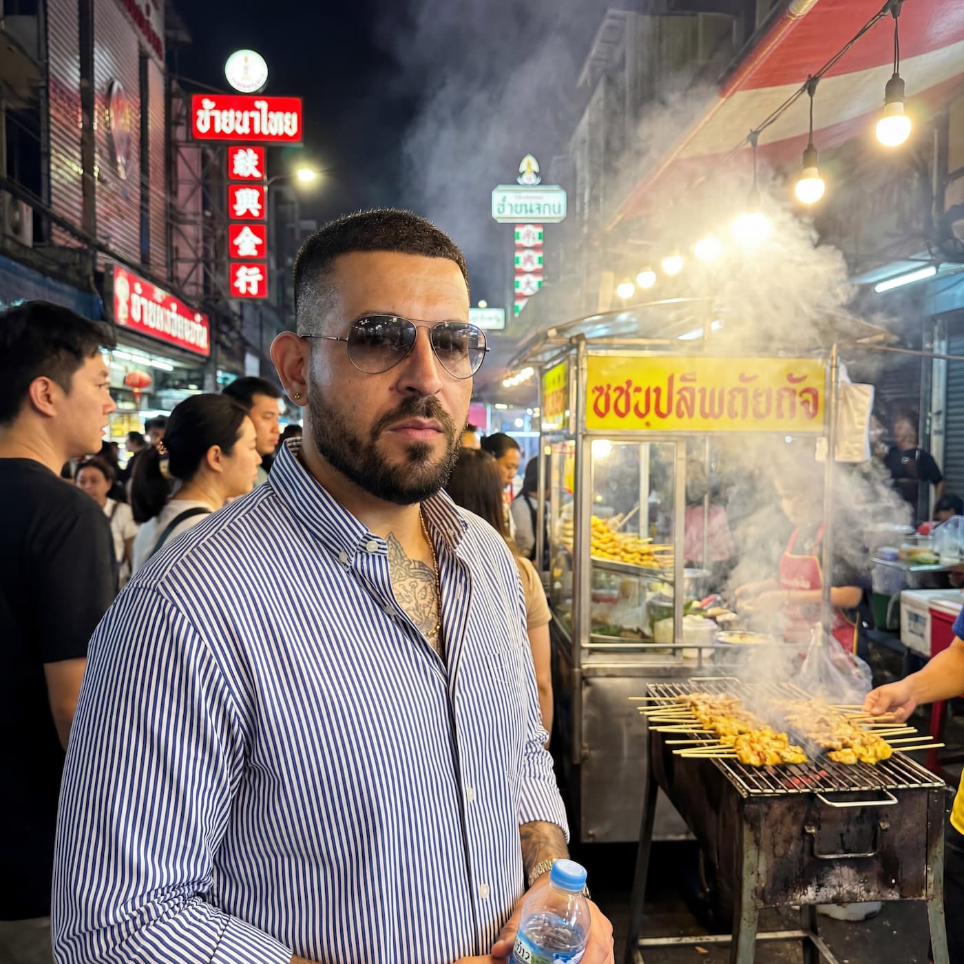 Strada di Bangkok di notte — atmosfera tailandese