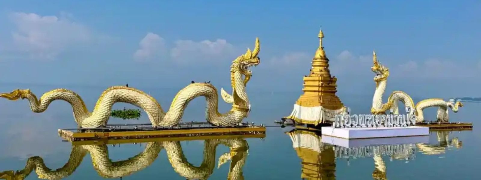 Naga dorati su un lago del nord della Thailandia