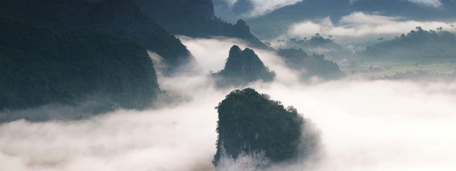 Mare di nebbia all'alba tra le montagne del nord della Thailandia